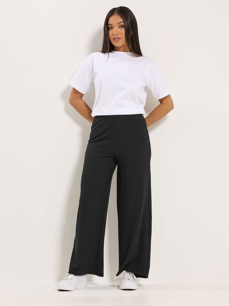أسود - بنطلون برِجل واسعة للأحجام الصغيرة من M&Co - Image 2 of 5 أسود - بنطلون برِجل واسعة للأحجام الصغيرة من M&Co - Image 2 of 5