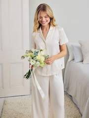 طقم بيجامة ستان طويلة بحواف مموّجة من Chelsea Peers - كريم - صورة 2 من 5