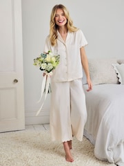 طقم بيجامة ستان طويلة بحواف مموّجة من Chelsea Peers - كريم - صورة 5 من 5