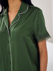 Chelsea Peers Satin Tulip Hem Lace Trim Button Up Short Pyjamas Set - صورة 6 من 6