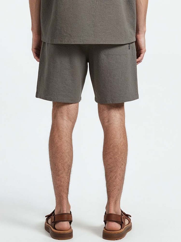 אפור - Religion Crinkle Chino Shorts - תמונה 2 מתוך 4 אפור - Religion Crinkle Chino Shorts - תמונה 2 מתוך 4