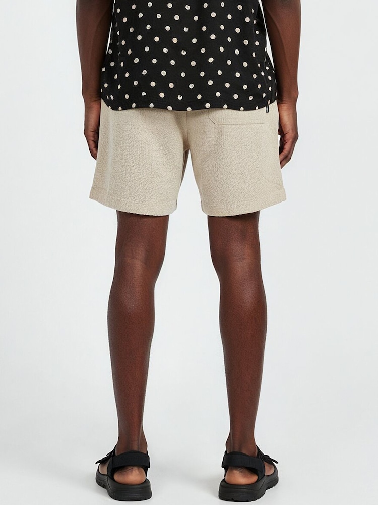 שמנת - Religion Crinkle Chino Shorts - תמונה 2 מתוך 4 שמנת - Religion Crinkle Chino Shorts - תמונה 2 מתוך 4