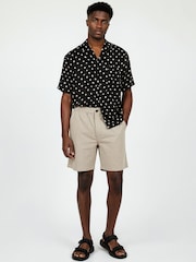 שמנת - Religion Crinkle Chino Shorts - תמונה 4 מתוך 4