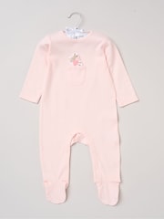 Rosa - Rock-A-Bye Baby Boutique Sleepsuit With Appliqué Bear With Cloud Pocket - Bild 1 von 3