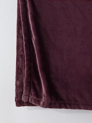 The Set 2 Pack Burgundy/Mauve Fleece Throws - Image 6 of 7