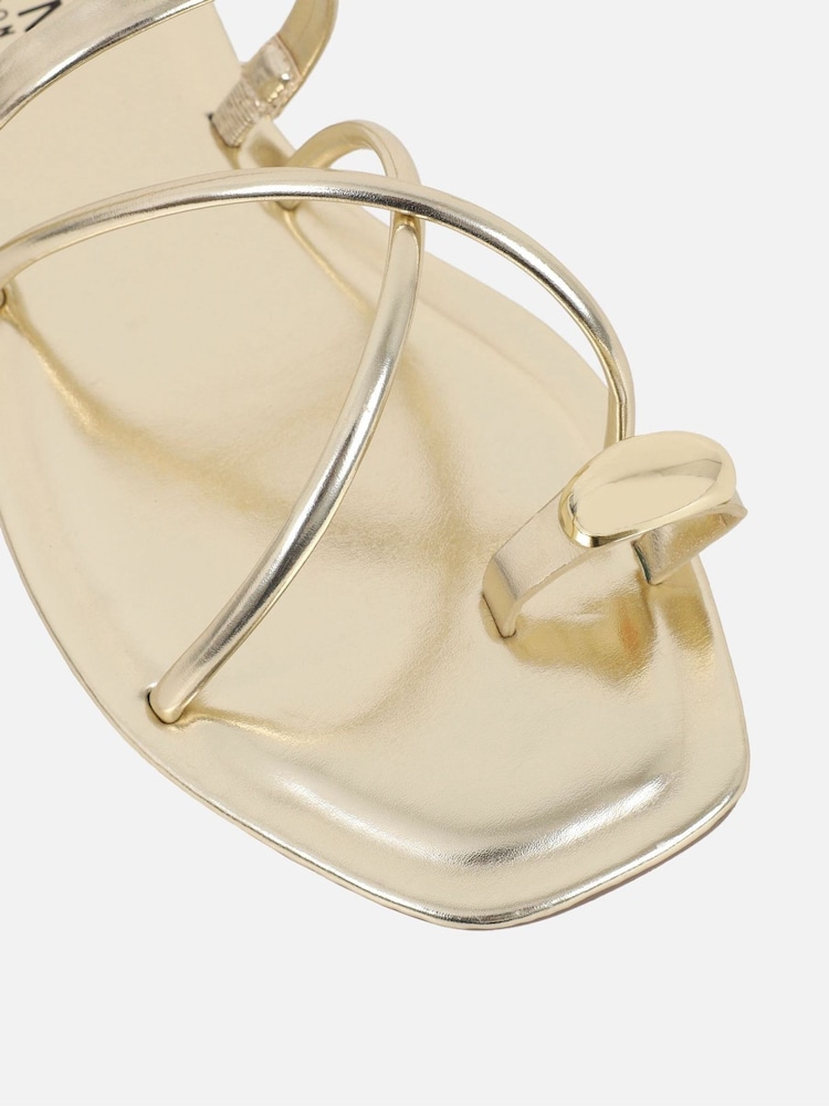 ذهبي - Simmi London Zina Detail Toe Thong Flat Sandals - Image 4 of 4