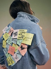 River Island Year Zero 装飾入り 3D メモディテール デニムジャケット - 画像 2 / 4