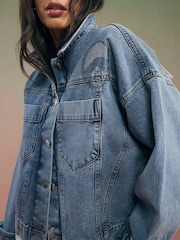 River Island Year Zero 装飾入り 3D メモディテール デニムジャケット - 画像 4 / 4