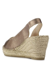 Måkeskinn - Jones Bootmaker Natural Rosanna Slingback Wedge-sko - Bilde 3 av 5