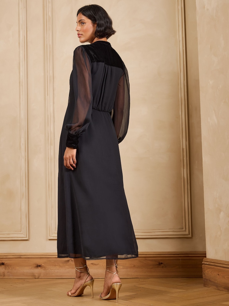 Love & Roses Tie Neck Frogging Midi Dress - صورة 4 من 4 Love & Roses Tie Neck Frogging Midi Dress - صورة 4 من 4