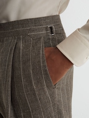بنطلون من الكتان والقطن بخطوط رفيعة تلبيس كلاسيكي من Atelier - Image 7 of 8