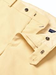 أصفر - بنطلون تشينوز لا يحتاج للكي Ultimate من Charles Tyrwhitt - صورة 5 من 5