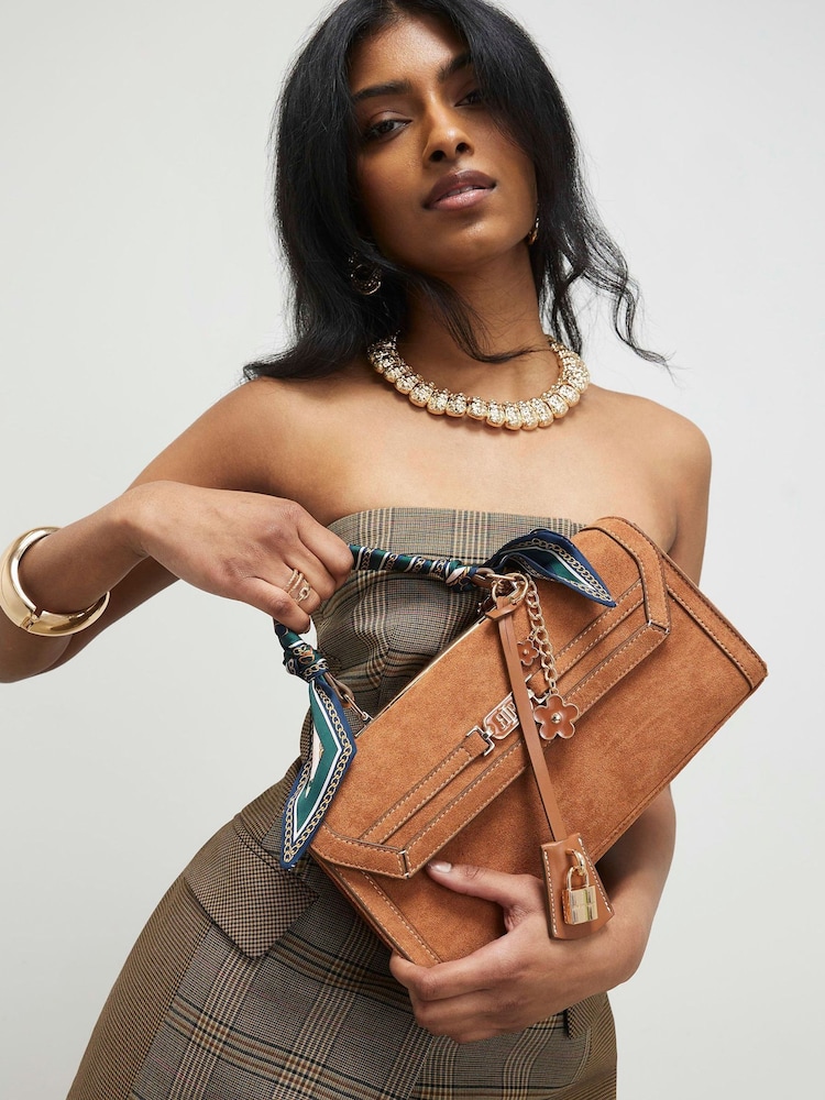 River Island East West Faux Suede Cross-Body Tote Bag with Charm - Larawan 1 ng 6 River Island East West Faux Suede Cross-Body Tote Bag with Charm - Larawan 1 ng 6
