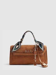 River Island East West Faux Suede Cross-Body Tote Bag with Charm - Larawan 2 ng 6