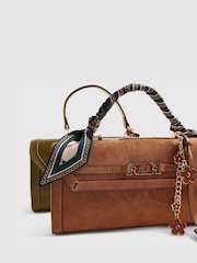 River Island East West Faux Suede Cross-Body Tote Bag with Charm - Larawan 4 ng 6