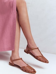 חום - Boden סנדלים שטוחים עם רכיסת כלוב - תמונה 1 מתוך 5