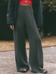 Anthrazitgrau - self. Hose aus Rippmaterial mit weitem Bein und weicher Haptik - Bild 2 von 5