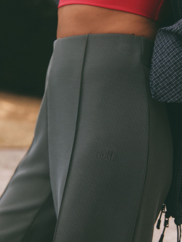 Anthrazitgrau - self. Hose aus Rippmaterial mit weitem Bein und weicher Haptik - Bild 5 von 5