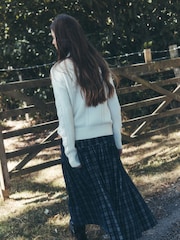 كنزة تحتوي على صوف مجدولة بياقة طويلة من Laura Ashley - صورة 3 من 5