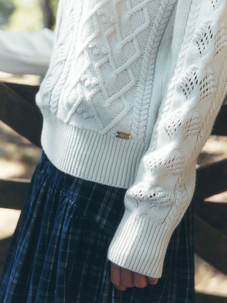 كنزة تحتوي على صوف مجدولة بياقة طويلة من Laura Ashley - صورة 5 من 5