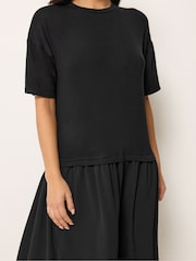 Schwarz - PixieGirl Petite Maxikleid mit tief sitzendem Bund und T-Shirt-Design - Bild 4 von 4