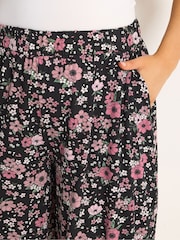 Yours Curve Black Floral Ditsy Shorts - Image 4 of 5