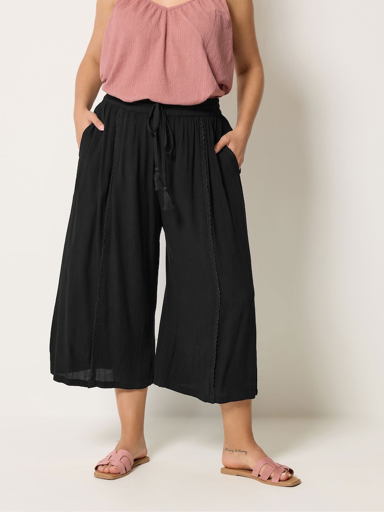 Yours Curve Black Crinkle Drawstring Scallop Cropped Trousers - Image 1 of 5