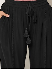 Yours Curve Black Crinkle Drawstring Scallop Cropped Trousers - Image 4 of 5