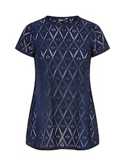 تيشِرت فضفاض مطرّز بفتحات صغيرة من Yours Curve - صورة 5 من 5