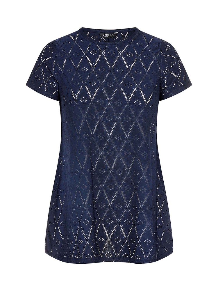 تيشِرت فضفاض مطرّز بفتحات صغيرة من Yours Curve - صورة 5 من 5