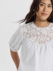 JD Williams חולצה עם רקמת ברודרי סביב הצוואר - תמונה 4 מתוך 4