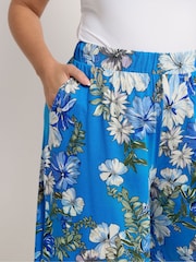 Yours Curve Blue Trailing Floral Shorts - Image 4 of 5