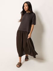 Braun - PixieGirl Petite Maxikleid mit tief sitzendem Bund und T-Shirt-Design - Bild 2 von 5