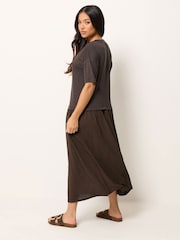 Braun - PixieGirl Petite Maxikleid mit tief sitzendem Bund und T-Shirt-Design - Bild 3 von 5