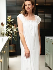 Nora Rose כותונת לילה בדוגמת פסים מוצללים עם שרוול ארוך בעיטור שולי צדפה מעוגלים ותחרה - תמונה 1 מתוך 4