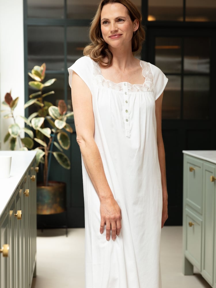 Nora Rose כותונת לילה בדוגמת פסים מוצללים עם שרוול ארוך בעיטור שולי צדפה מעוגלים ותחרה - תמונה 1 מתוך 4