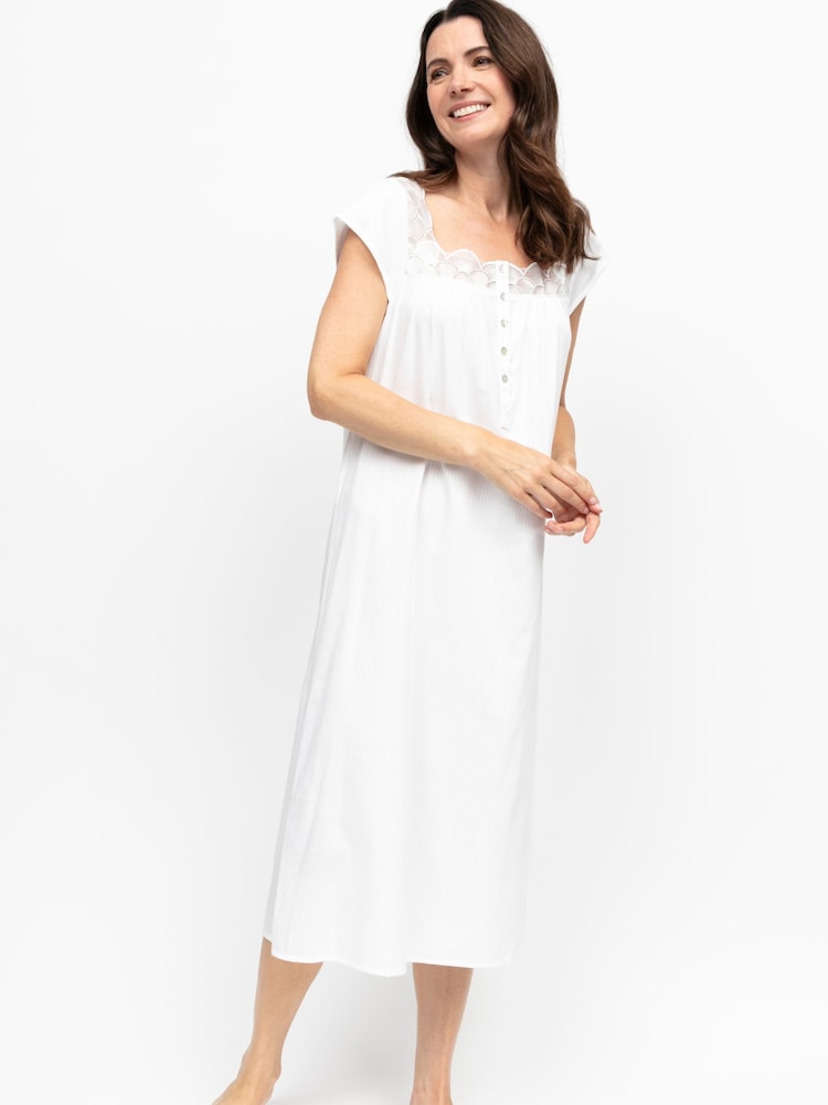 Nora Rose כותונת לילה בדוגמת פסים מוצללים עם שרוול ארוך בעיטור שולי צדפה מעוגלים ותחרה - תמונה 2 מתוך 4