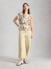 White Stuff חולצת טי מסיב פשתן עם צווארון וי, דגם Susie - תמונה 3 מתוך 6