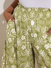 Yours Curve Green Palm Print Shirred Midaxi Culottes - Image 4 of 5