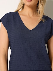 כחול  - Long Tall Sally חולצת טי עם מרקם בועות בשרוולים - תמונה 4 מתוך 5