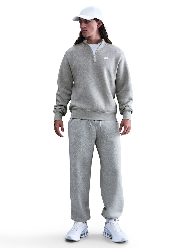 رمادي فاتح - سويت شيرت Club بسحّاب من الصوف الناعم من Nike - صورة 1 من 5 رمادي فاتح - سويت شيرت Club بسحّاب من الصوف الناعم من Nike - صورة 1 من 5