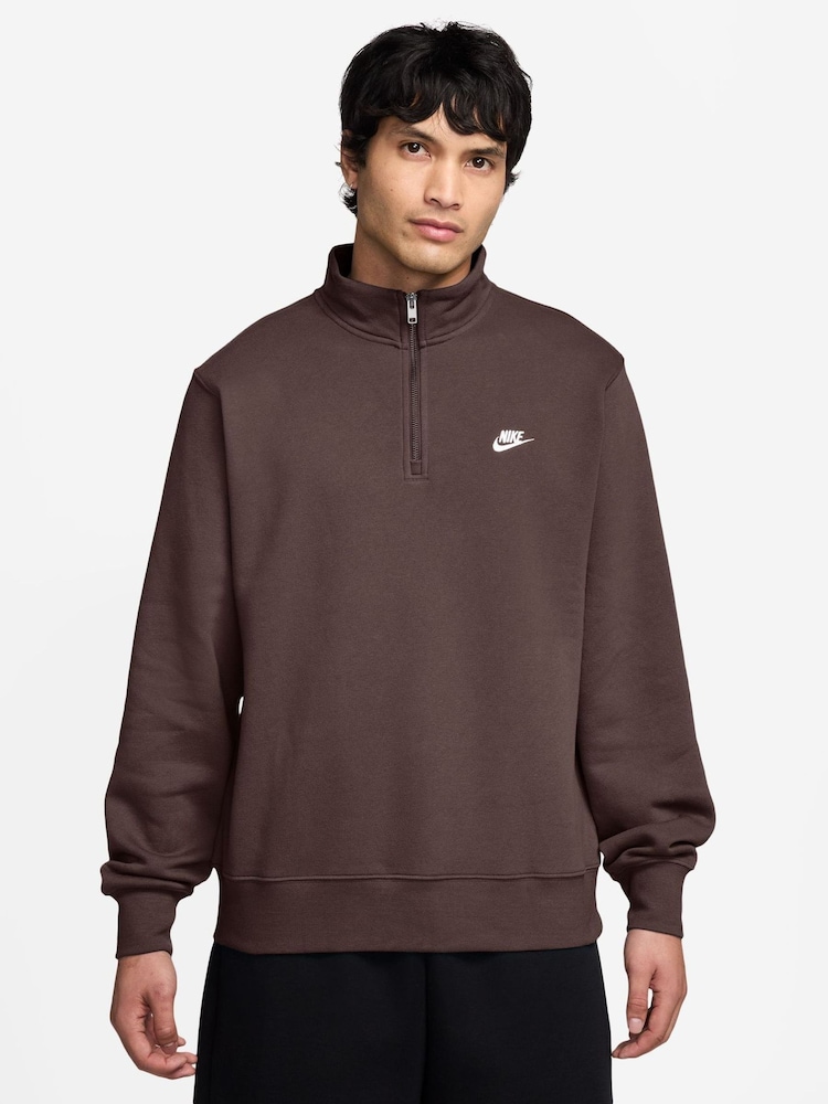 بني باروكي - سويت شيرت Club بسحّاب من الصوف الناعم من Nike - صورة 1 من 3 بني باروكي - سويت شيرت Club بسحّاب من الصوف الناعم من Nike - صورة 1 من 3
