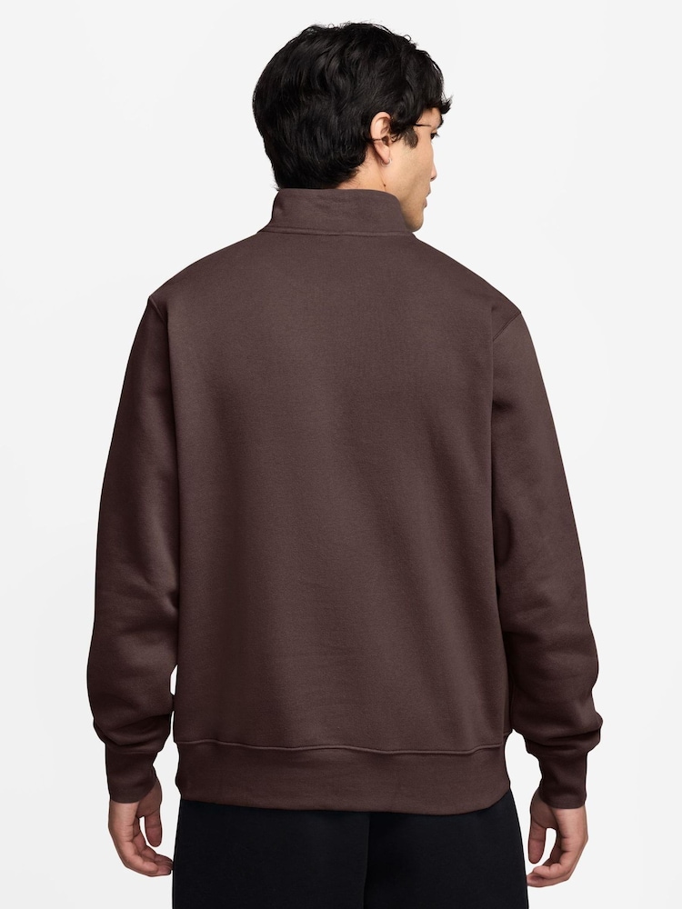 بني باروكي - سويت شيرت Club بسحّاب من الصوف الناعم من Nike - صورة 2 من 3 بني باروكي - سويت شيرت Club بسحّاب من الصوف الناعم من Nike - صورة 2 من 3