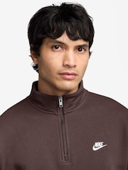 بني باروكي - سويت شيرت Club بسحّاب من الصوف الناعم من Nike - صورة 3 من 3