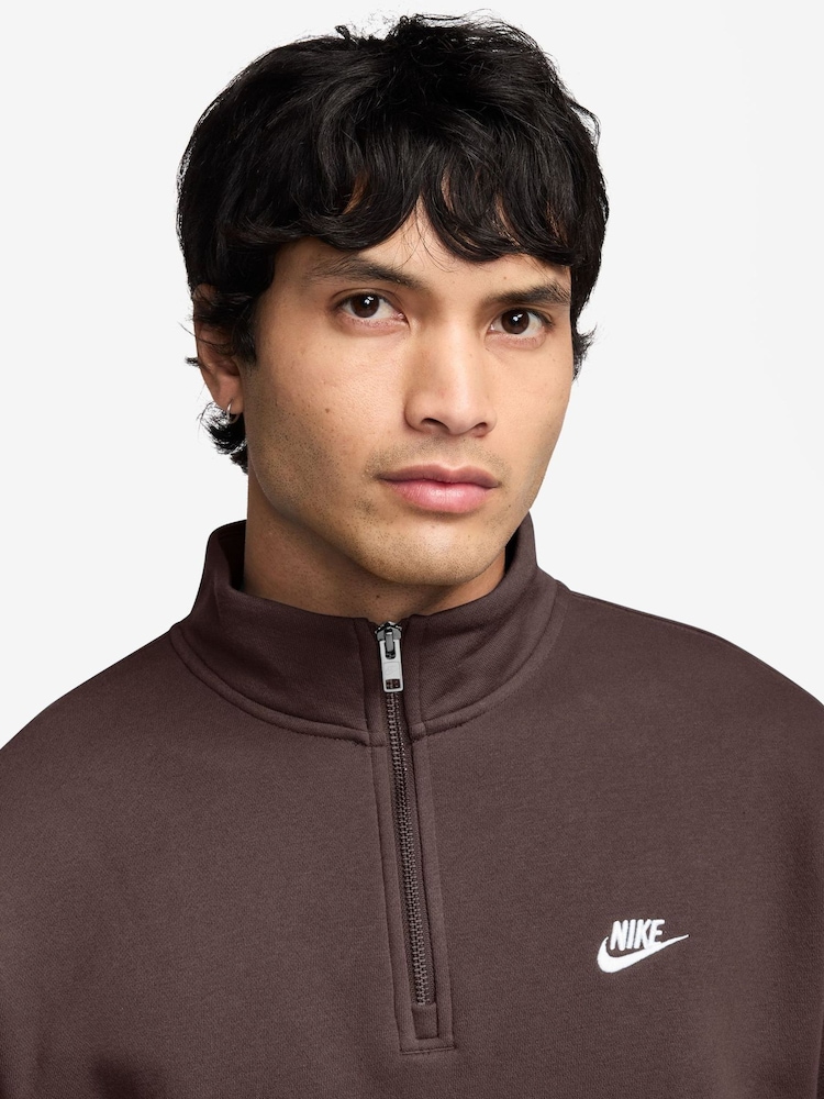 بني باروكي - سويت شيرت Club بسحّاب من الصوف الناعم من Nike - صورة 3 من 3 بني باروكي - سويت شيرت Club بسحّاب من الصوف الناعم من Nike - صورة 3 من 3