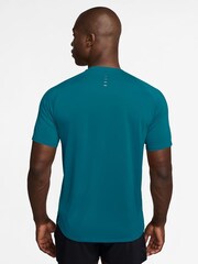 Jasna świerkowa zieleń - Koszulka do biegania Nike Dri-FIT Stride - Obraz 2 z 4