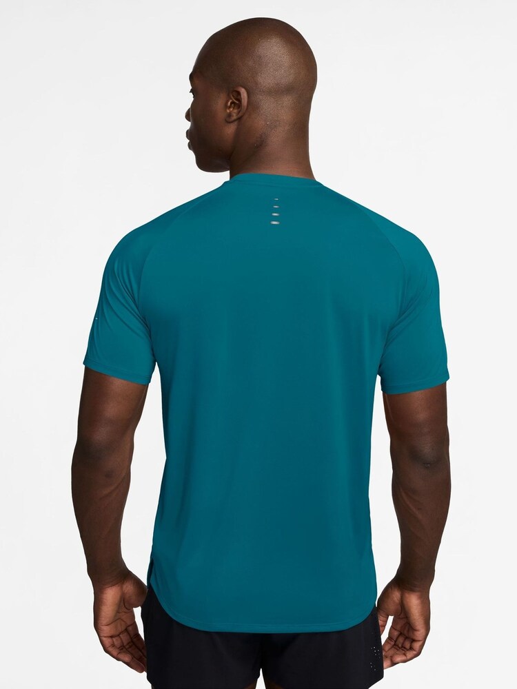 Jasna świerkowa zieleń - Koszulka do biegania Nike Dri-FIT Stride - Obraz 2 z 4 Jasna świerkowa zieleń - Koszulka do biegania Nike Dri-FIT Stride - Obraz 2 z 4