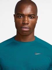 Jasna świerkowa zieleń - Koszulka do biegania Nike Dri-FIT Stride - Obraz 3 z 4