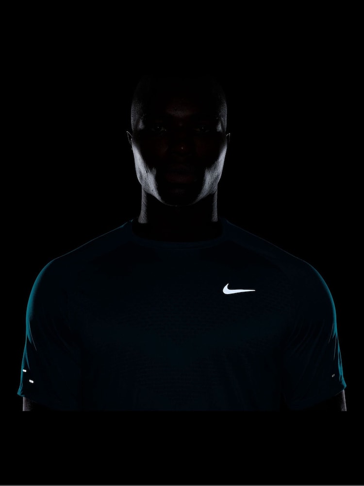 Jasna świerkowa zieleń - Koszulka do biegania Nike Dri-FIT Stride - Obraz 4 z 4 Jasna świerkowa zieleń - Koszulka do biegania Nike Dri-FIT Stride - Obraz 4 z 4