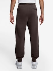 Marrón barroco - Pantalones de chándal de polar con bajo ajustado Club de Nike - Imagen 2 de 3
